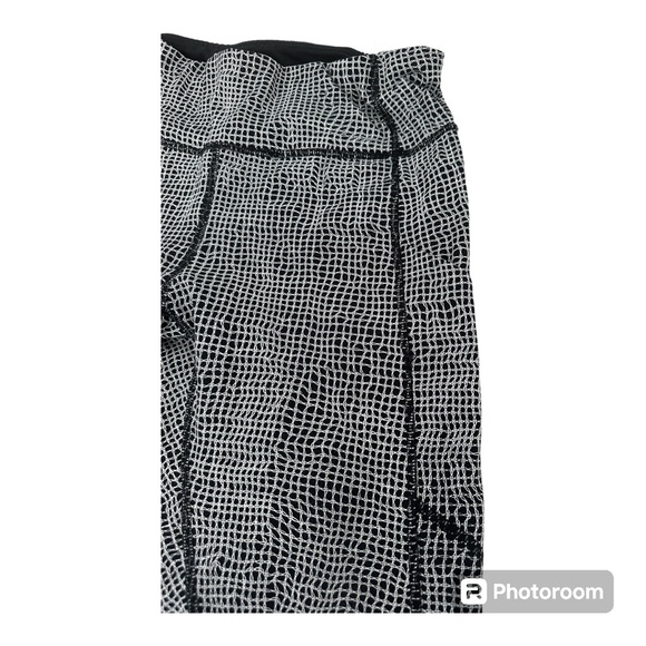 Lululemon pants in great condition. Size 6. - Picture 9 of 13